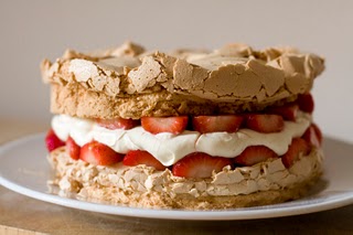 merinque cake with strawberries